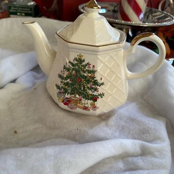 Vintage Christmas Tea Pot Set of 2 - Picture 3 of 11